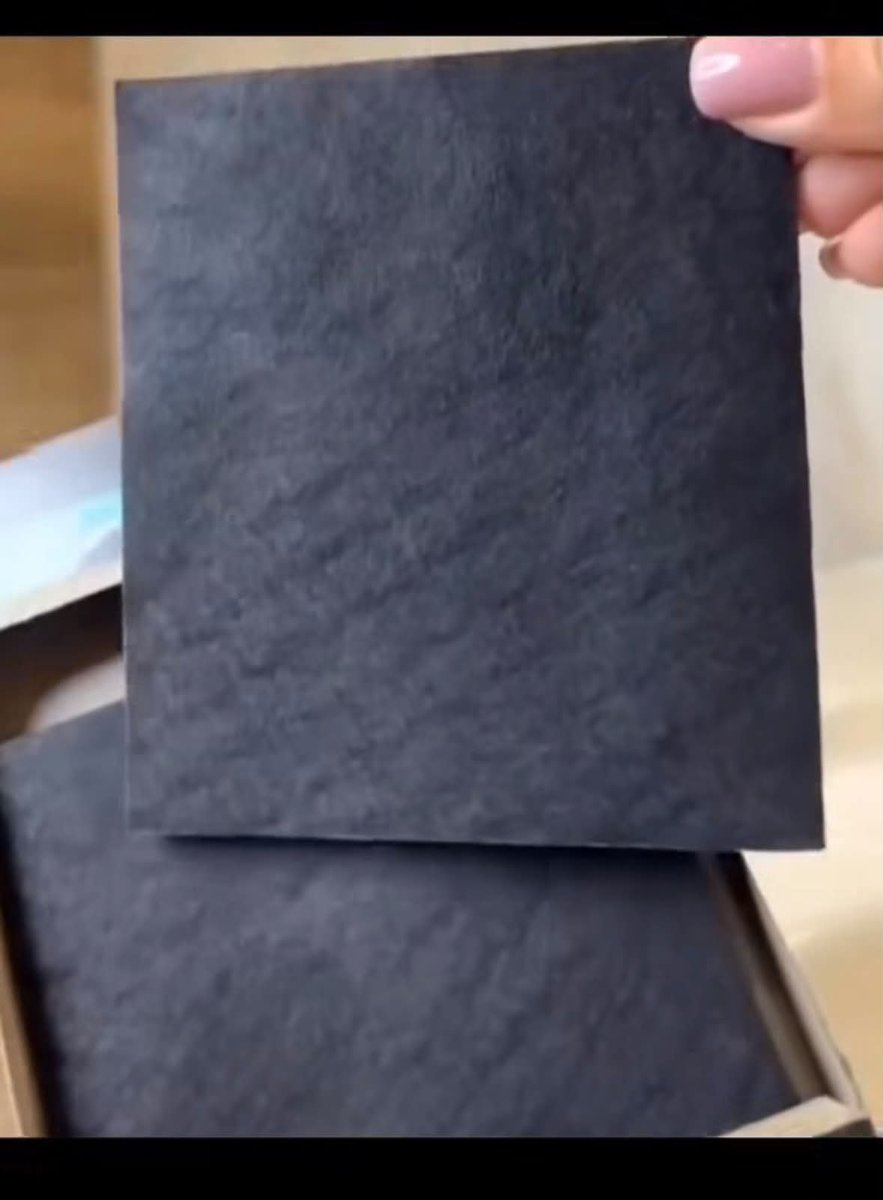 superxshopify's tweet photo. SUMPAH YA INI HEALING BANGET 👏🏻 dompet anak kos aman sentosa karena ga perlu beli baju hitam baru lagi. cemplungin selembar kain kotak hitam ini pas nyuci, kaos belel langsung gelap merata. magis banget sumpah. https://t.co/sqq1KyppT7