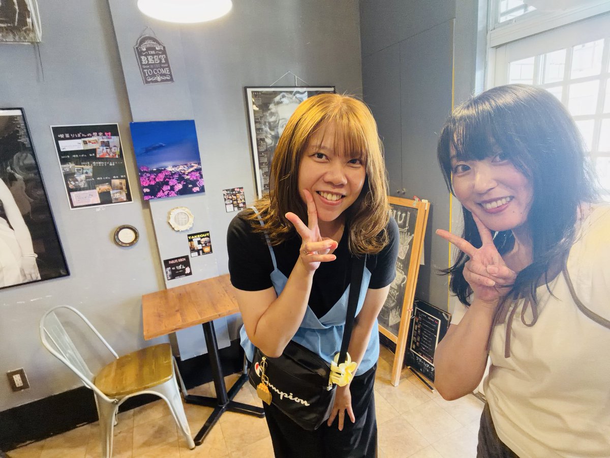 ririribon0429's tweet photo. りぼんでイベント出店してくれたvinecafeさんがおむすび🍙買いに来てくれたっ♡嬉しい☺️ありがとう!
#喫茶りぼん
#vinecafe
#イベント https://t.co/dAfBo8d1CK