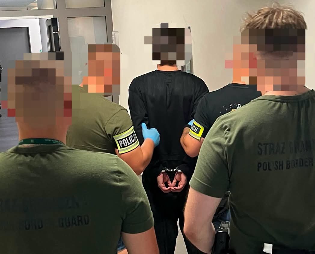 mordownik4u's tweet photo. 🚨Ukrainiec wpadł na lotnisku po oszustwie „na policjanta”. Z konta kobiety zniknęło 50 tys. zł

21-letni obywatel Ukrainy został zatrzymany na lotnisku Kraków-Balice tuż po przylocie do Polski. Jest podejrzany o udział w oszustwie metodą „na policjanta”, w wyniku którego 41-letnia kobieta z Kraśnika straciła blisko 50 tysięcy złotych.

Do oszustwa doszło w maju. Z kobietą najpierw skontaktował się rzekomy pracownik banku, a chwilę później „policjant” zajmujący się cyberprzestępczością. Oszust połączył się nawet przez wideorozmowę – miał na sobie koszulkę z napisem „Policja” i w tle godło Polski. Przekonał ofiarę, żeby przekazała kartę bankomatową wraz z kodem PIN – niby w celu „zabezpieczenia” pieniędzy.

Po kartę zgłosił się właśnie 21-latek. Potem wypłacił z konta kobiety prawie 50 tys. zł.

Usłyszał zarzut oszustwa i decyzją sądu trafił na 3 miesiące do aresztu tymczasowego. Grozi mu do 8 lat więzienia. Sprawa ma charakter rozwojowy – niewykluczone kolejne zatrzymania.

ℹ️KPP Kraśnik