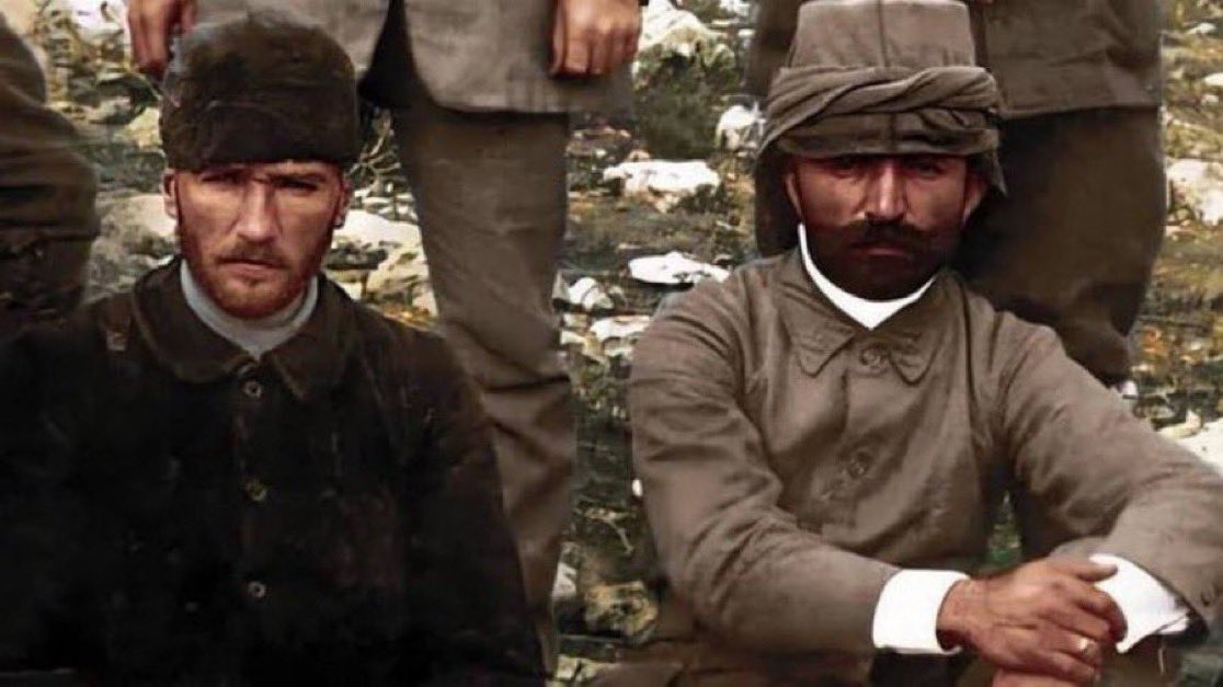 NaimBaburoglu's tweet photo. Atatürk; “Enver bir güneş gibi doğmuş, bir gurup ihtişamıyla batmıştır. Bunun ortasını artık tarihe bırakalım!’’ dedi.
-Özellikle Çanakkale Muharebeleri boyunca Başkomutan Vekili Enver Paşa ile Yarbay/Albay Mustafa Kemal arasında istifa dilekçesini üst makama gönderecek kadar çok çatışma olmuştur. 
-Şu tarihi gerçeği not edelim:
Sarıkamış harekatında yanlış kararları Türk askerinin kayıplarını artırmıştır. Çanakkale Muharebeleri’nde Türk komutanların çığlıklarını (önerilerini) duymaması, buna karşılık Alman komutanlarını  dinlemesi hem Türk askerinin daha fazla kayıp vermesine hem de Çanakkale Cephesi’nin uzun sürmesine neden olmuştur.
“Bir güneş gibi doğdu, bir gurup ihtişamıyla battı…” Atatürk’ün dediği gibi tarihe bırakalım…
Rahmetle…