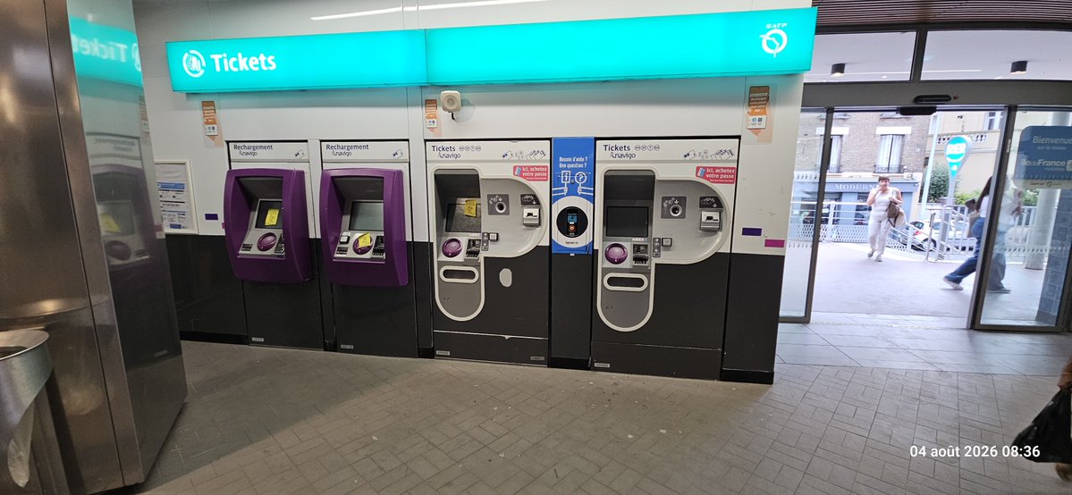 Edrelia's tweet photo. Bonjour @RER_A @ClientsRATP , est-ce normal que tous les équipements de la gare de Nanterre ville soient hors service (y compris les automates) ? Aucune information en gare, guichet fermé... https://t.co/q6A7nC1PWG