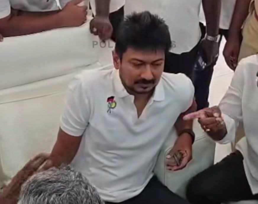 SnickersOffcl's tweet photo. வீரன் காலைக்கடனை முடித்த பின்பும் அடிவயிற்றில் ஏதோ ஒரு கலக்கத்தை உணர்ந்த தருணம் 🤣🤣🤣 https://t.co/dyEOmRNsh4