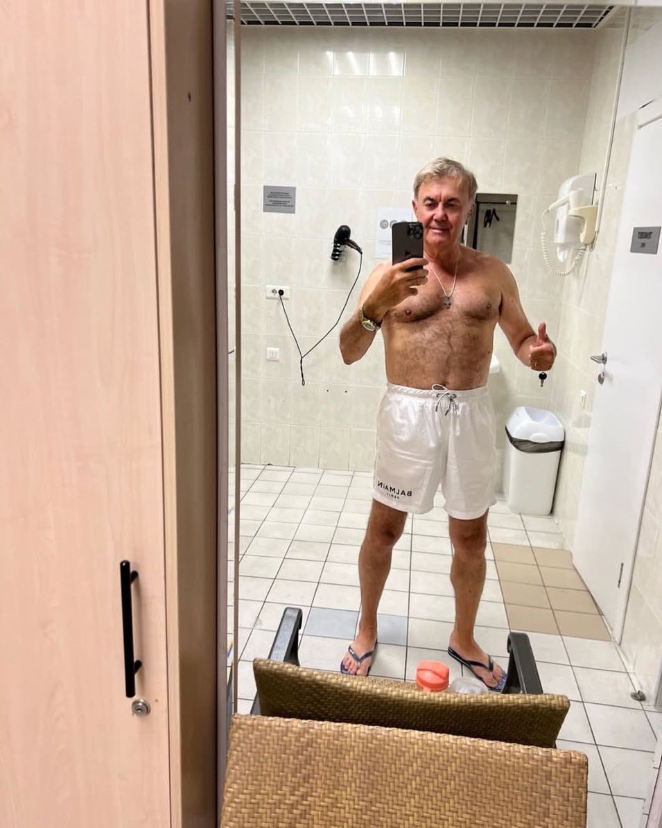 AndersonJabgxs's tweet photo. Gray hair. Heavy weight. Zero excuses. 💪 https://t.co/3uAbbaWmfP
