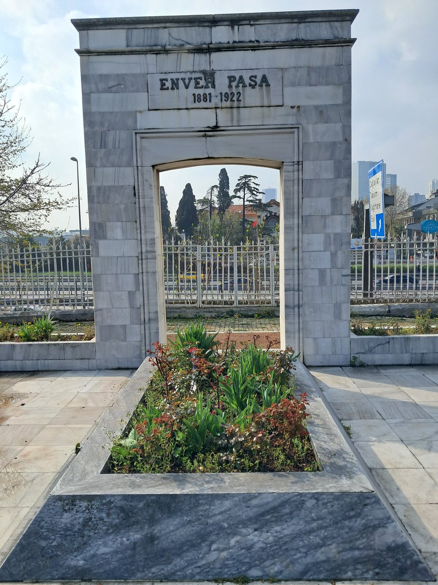 Talhaburakunlu's tweet photo. Hatasıyla savabıyla vatanı için yaşayıp şehit oldu. Makedonya dağlarında eşkıya takibiyle başlayan hikayesi, İttihat ve Terakki'yi Rumeli'de örgütlemesiyle devam etti. Türk'ün, Müslüman'ın onurunu korumak için II. Abdülhamid idaresine baş kaldırıp Makedonya dağlarına bu sefer hürriyetin istihsali için dağa çıktı. "Hürriyet kahramanı",  olarak 31 Mart İsyanı'nı bastırmak için Hareket Ordusuna katılması askerlerde büyük coşku yaratmıştı. Trablusgarp'a Osmanlı hükümeti tarafından ordu gönderilemezken, "yakalanırsak bizi Osmanlı'ya itaat etmeyen asiler olarak tanıtın" diyerek 40 kadar İttihatçıyla kızgın çöllere gidip yerli halkı örgütleyip İtalyanları sahil şeridine hapsetti. Edirne'nin istirdadında büyük rol oynadı, Balkan Harbi'nde bozguna uğrayan Osmanlı Ordusunda köklü reformlar yaptı. Cihan Harbi'nde Harbiye Nazırı idi. Çanakkale Savaşı onun döneminde kazanıldı. Sarıkamış faciası bu dönemde yaşanacaktı. Mondros'tan sonra kendisini meçhul sona götürecek gemiye binerek Kırım üzerinden Almanya'ya gitti,  buradan Moskova'ya geçerek Sovyetlerle görüştü. Burada Anadolu hareketine yardımı olabilecek hamlelerde bulundu, İslam İhtilal Cemiyetleri kuruldu ve Bakü'de yapılan Doğu Halkları Kongresinde söz aldı. Sonradan Ruslarla arası açılacaktı, son kertede Buhara'ya ardından Ruslara karşı Basmacıları örgütlemek için Duşanbe'nin ilerisindeki kışlaklara geçti. Duşanbe'nin Rusların eline geçmesiyle birlikte Belcuvan'a geçti. 4 Ağustos 1922'de askerlerle bayramlaşırken bir Rus baskınına uğradı, otuz kadar atlının önünde Çegan Tepesi'nde Ruslarla giriştiği çarpışmada şehit oldu. 

Şükrü Hanioğlu'nun dediği gibi; "...Enver Paşa’nın maceracılık boyutlarına varan hareketleri konusunda yorumda bulunulurken içinde yaşadığı çağın da bir maceracılar çağı olduğu hesaba katılmalıdır."

Ruhu şad olsun. Kendisini saygı ve rahmetle anıyorum.