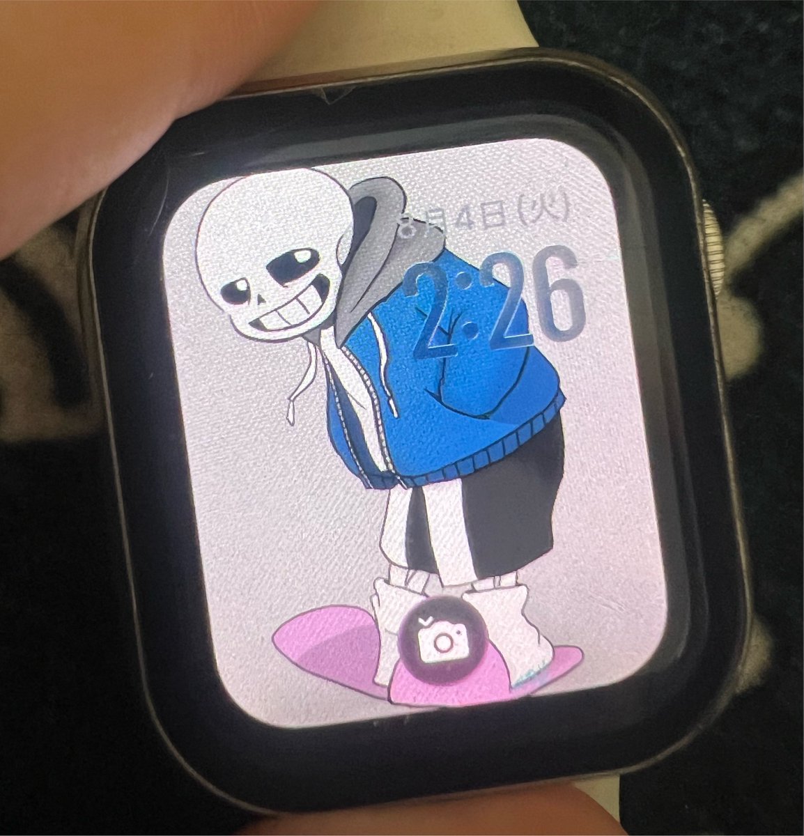 mimo_826's tweet photo. 自分のApple Watchの画面を前のイラストの差分にした〜
画面狭くて屈んでくれてるように見えるから気に入ってる☺️ https://t.co/yq7lZCuXPO