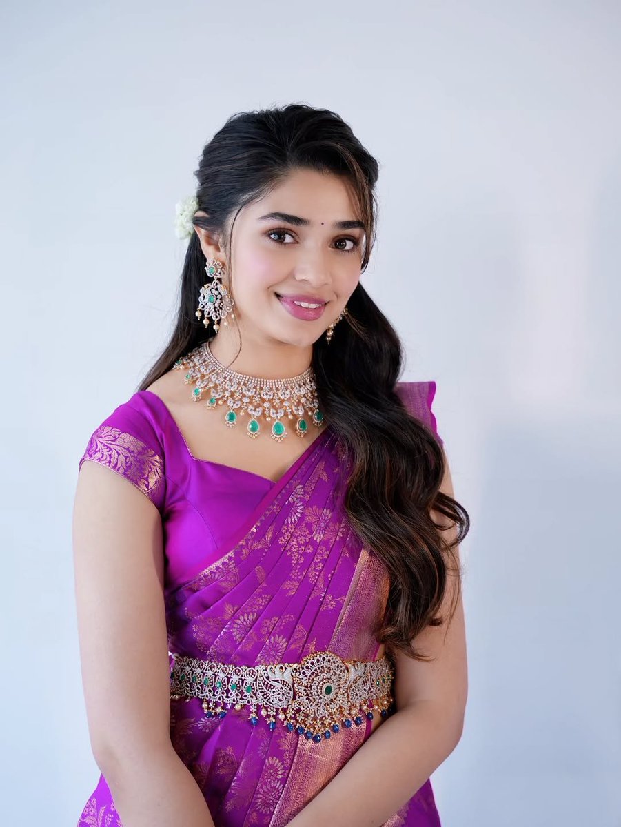 stargallery2020's tweet photo. Krithi Shetty stuns in a regal purple silk saree with dazzling emerald and diamond jewelry 💜 https://t.co/gO9ybzIwcB