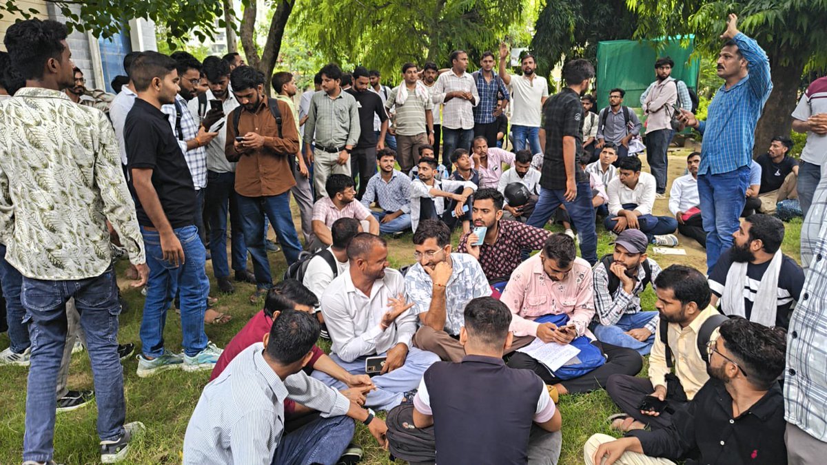 HANUMANKISAN's tweet photo. अध्यापक भर्ती के डीवी और फाइनल परिणाम आने से पहले ही RSSB की डिलीट और ग़लत सवाल विसंगतियों की विशेष मेहरबानी के कारण अन्य भर्तियों की तरह न्यायालय में अटक गई है अब चयनित अभ्यर्थी पूर्व पीड़ित अभ्यर्थियों की तरह बोर्ड ,वकील और सरकार से निवेदन कर रहे है ।।
दुःख इस बात का है बदला क्या है सिर्फ सरकार बाकी तो वही सब सिस्टम है 🤔🤔🤔🤔🤔
प��ड़ा तो आज भी अभ्यर्थी वही पुरानी वाली झेल रहें है ये विसंगतियां दूर क्यो नहीं होती जिससे चयनित को दर दर की ठोकर नहीं खानी पड़े ।।
माननीय मुख्यमंत्री @BhajanlalBjp जी से निवेदन है संज्ञान में लेने की कृपा करे ।।
@RajCMO @BhajanlalBjp @madandilawar