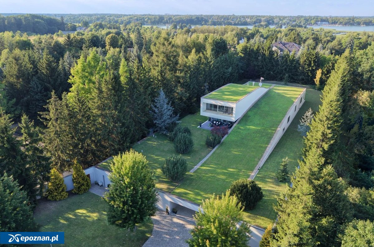 epoznan's tweet photo. "Dom Autorodzinny" w Chybach na sprzedaż. Projektował go jeden z najlepszych polskich architektów

/ link w komentarzu https://t.co/0gsq37ivcF