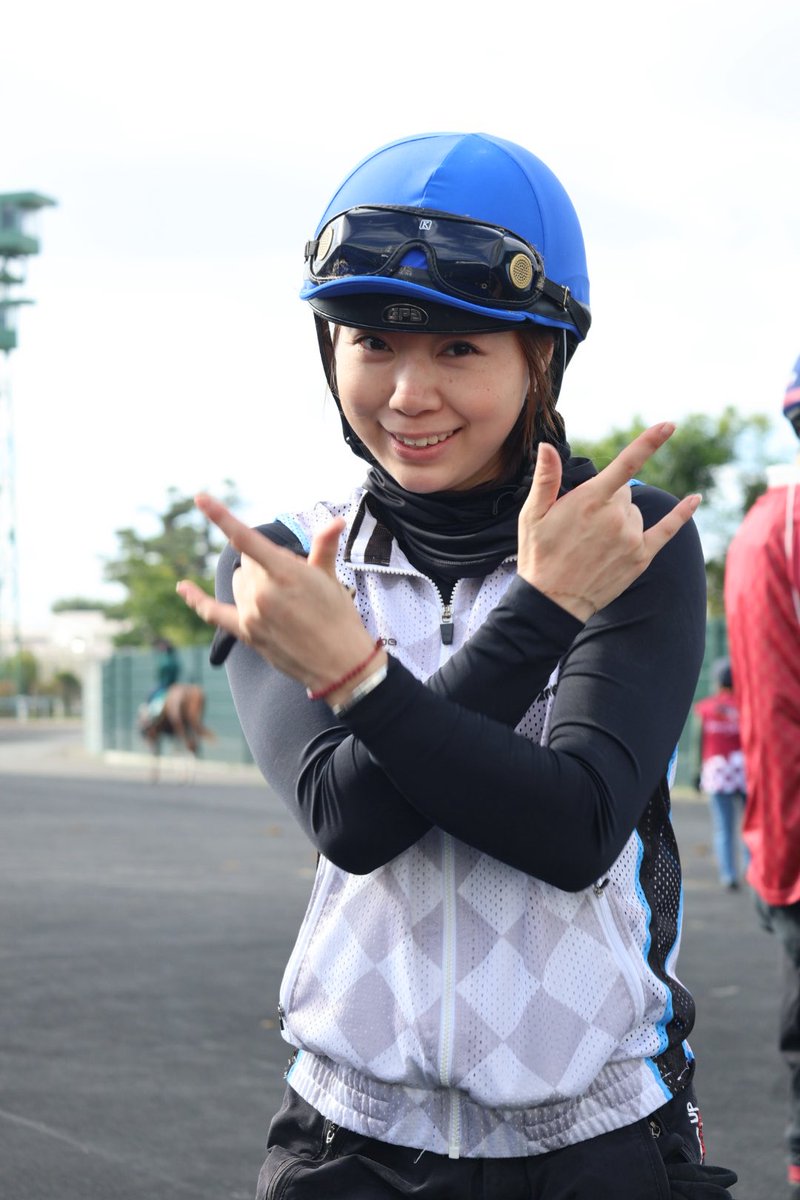 daily_odh's tweet photo. 函館で朝からバリバリ調教に乗っていた #河原田菜々 ジョッキー🏇
いつもおちゃめで笑顔キラキラです😈🤟 https://t.co/XANMarlchK