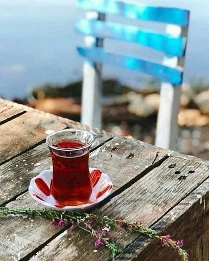 Erdal1813's tweet photo. Kim demiş hayallerimiz yok diye,
Biz bir bardak çayda,
Koca bir ömrün fragmanını çeken insanlarız.
GÜNAYDIN Dostlar ☕
Hayırlı Sabahlar.🤗🍁 https://t.co/MbGFvFr66v
