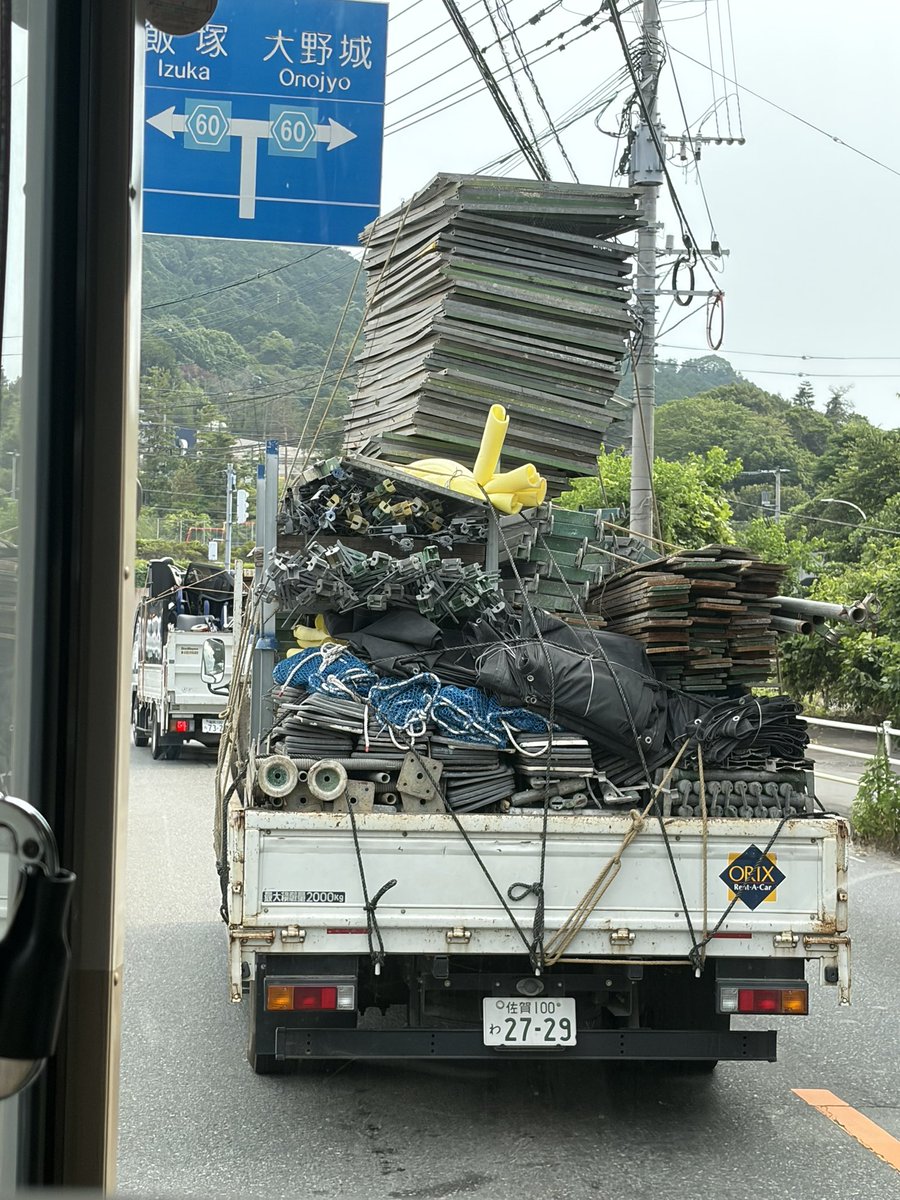 NJZLOVE013's tweet photo. 前にとんでもないトラックいるんやけどこれ警察に通報したほうがいいやつ？ https://t.co/oASwjkySmK