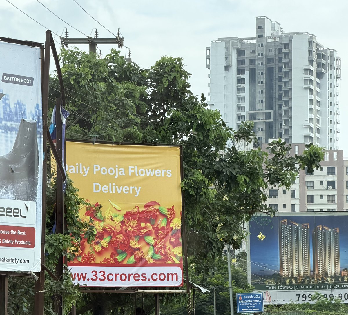 manas_muduli's tweet photo. This startup from Bhubaneswar has been delivering fresh puja flowers in eco-friendly packaging to homes. I’ve been seeing their deliveries in our society for the last 3-4 years.

As Indian cities grow vertically and homes have less space for individual gardens, the demand for such services will only increase.

If they can reach 1 crore customers across India over the next 10 years and earn just ₹5 profit per packet per day, that’s a business generating around ₹1,800 crore in annual profit!!

Simple idea. Massive opportunity.