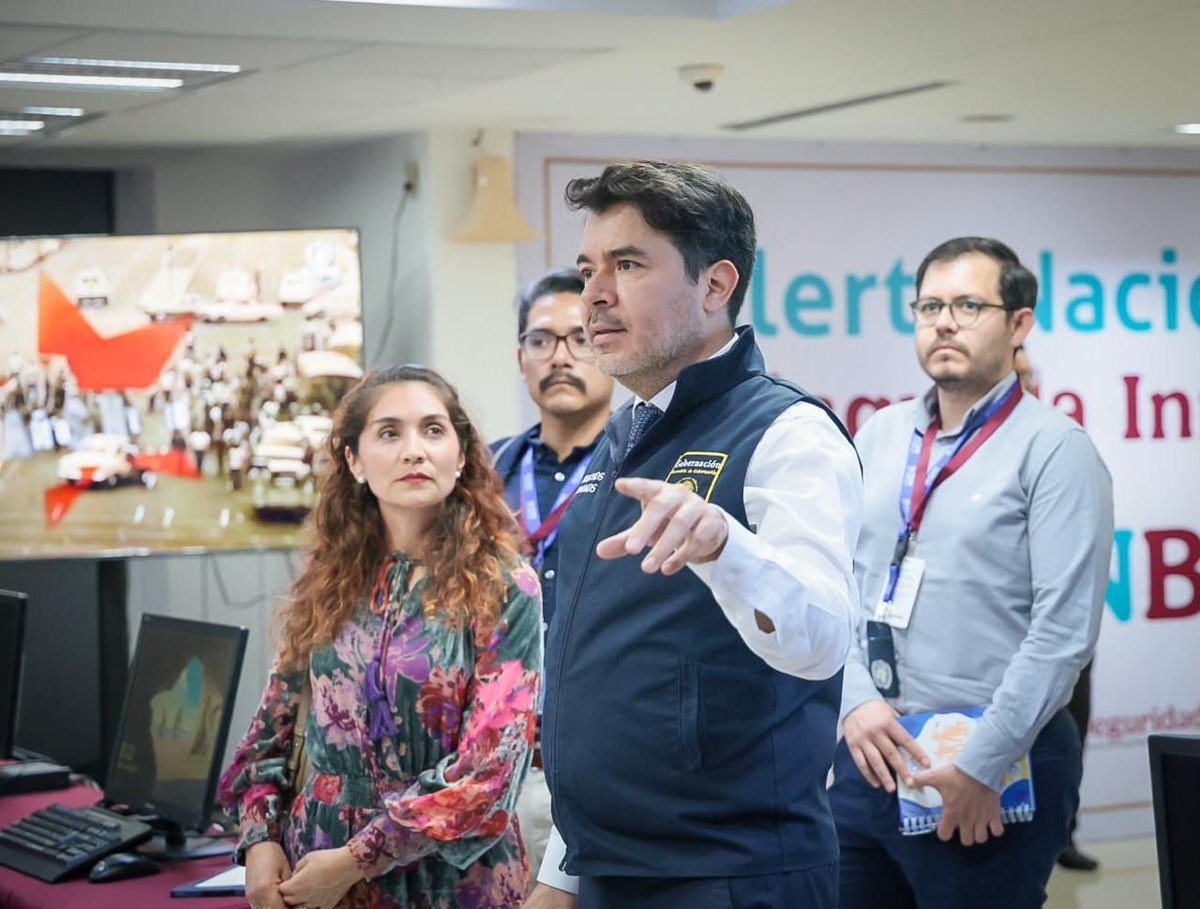 arturomedinap's tweet photo. El día de hoy nos reunimos con el titular de la #UPMRIP @CarlosVaz89 y con la encargada temporal de la Misión en @OIM_Mexico, Alejandra Gómez, para fortalecer la coordinación de la atención a personas en situación de movilidad.

En el marco de la reunión visitamos el Centro de Mando de la Alerta Nacional de #Búsqueda y el Centro de mando de la estrategia México te Abraza, los cuales operan las 24 horas los 7 días de la semana.

La coordinación con organismos internacionales contribuye a mejorar las acciones, siempre con un enfoque de respeto a los derechos humanos.