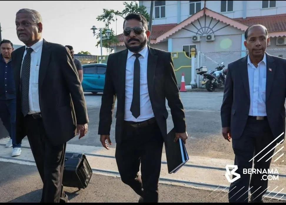 MALAYSIAPROBLM's tweet photo. Korang ingat lagi tak? Mana tau korang lupa. Ni antara titik penolakan rakyat pada PH.

Oh lupa nak cakap, yang sebelah tu YB Kula, Timbalan Menteri Undang-undang Malaysia. https://t.co/axGbRHeGWK