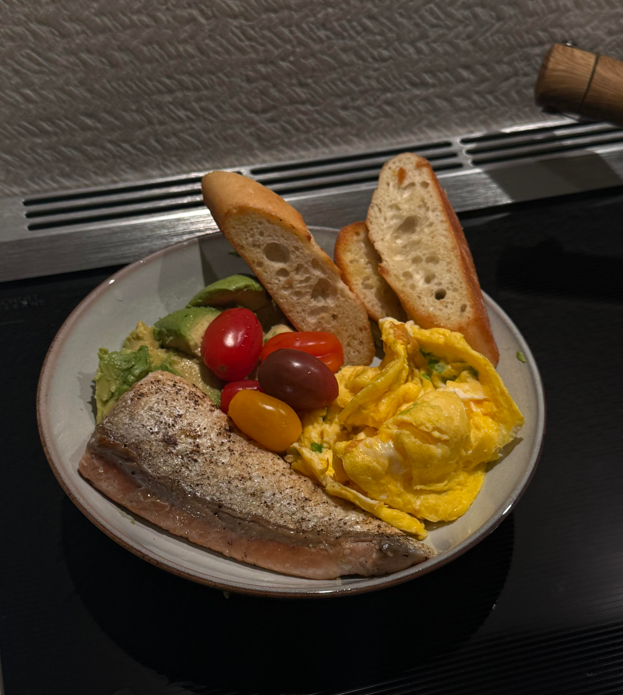 smartbrotherr's tweet photo. Life needs a touch of green now and then and a break for our bodies Tonights dinner table is dominated by vegetables fruits and fried eggsit's so inviting! Leaving behind the days hustle and bustle I can slowly savor this warm meal Ive prepared myself https://t.co/kbsvcMxBYX