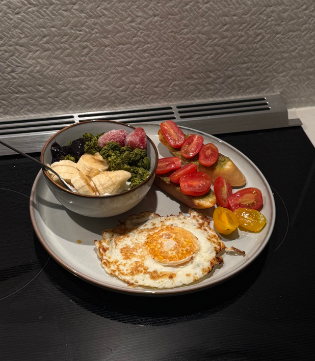smartbrotherr's tweet photo. Life needs a touch of green now and then and a break for our bodies Tonights dinner table is dominated by vegetables fruits and fried eggsit's so inviting! Leaving behind the days hustle and bustle I can slowly savor this warm meal Ive prepared myself https://t.co/kbsvcMxBYX