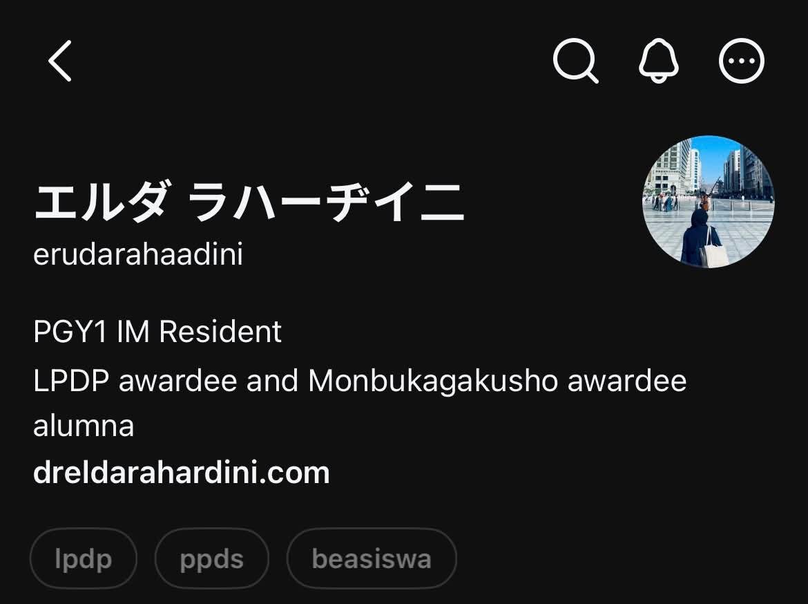 vyowiz_'s tweet photo. Mencoba gak menggeneralisir, tapi karena saking banyaknya nakes dan dokter yang hate speech di postingan alm ini, jadi bertanya: Apa begini isi hati dan pikiran sebagian besar mereka terhadap pasien yang mengeluh? Dibalik senyum-senyum itu ternyata aslinya topeng saja? https://t.co/BJnpoj5F17
