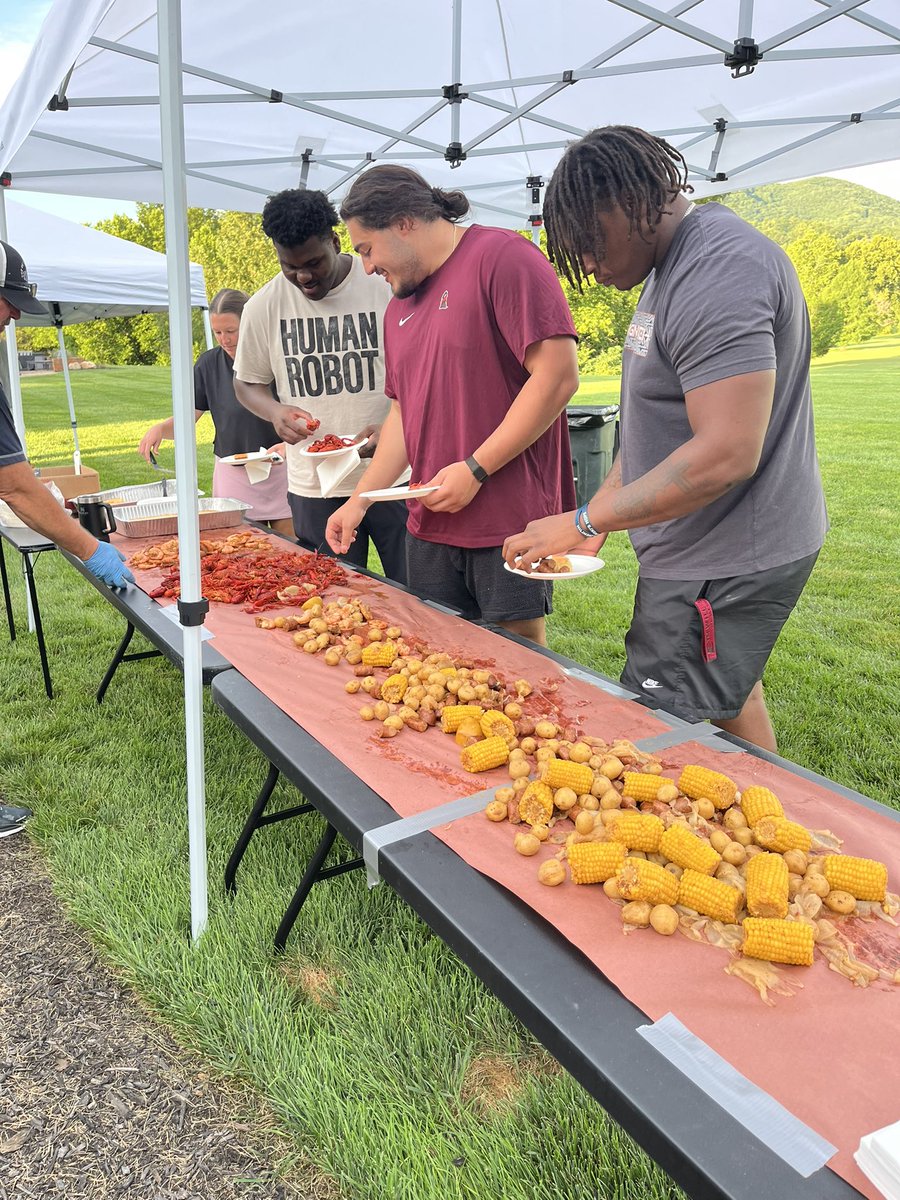CoachMooreVT's tweet photo. Great food and fellowship before camp. Can’t wait to watch these boys compete. #OLB https://t.co/yOhveVzSdR