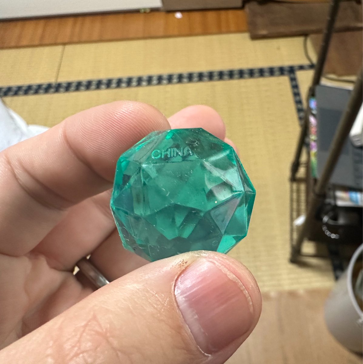yak_os's tweet photo. これ、子供が地元の子供の集まりの景品でもらってきたスーパーボールなんだが、自分らの時代のそれとは訳が違うだいぶヤバい物体すぎてひいてる

ものづくりしてる人なら難易度がわかると思うんですけど、これ気泡が入ってないんですよ、それが普通ですと言わんばかりに透明な素材で作られてるし。
そんなのが量産品として景品レベルの値段で出回ってるとか、、