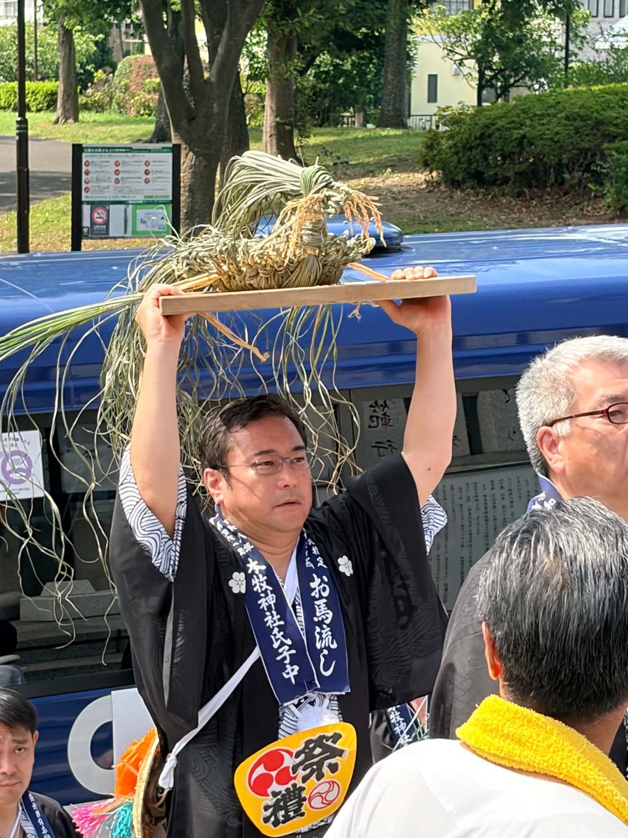 inami_toshi's tweet photo. 【本牧神社例祭・第461回お馬流し】

戦後81年、昭和101年の年。本牧の歴史と伝統の重みを改めて感じる例祭となりました。
かつて鎮座の地、本牧十二天は、米軍接収地となり、本牧町二丁目への仮遷座を経て、接収解除後に現在の本牧和田へご遷座された本牧神社。
以来、私はお宮元の町内・本牧和田祭礼委員会の一員を務めさせていただいてます。
地域の歴史や文化、伝統を次の世代へ受け継いでいくことの大切さを改めて実感しました。
今年、息子が先導役である『じゃらんこ』を務めるご縁をいただきました。

8/1(土)、本牧の総鎮守・本牧神社に6体のお馬さまをお迎えし、厳かに例祭が斎行されました。
翌8/2(日)早朝、「お馬送り式」が執り行われ、奉戴車に安置されたお馬さまは氏子町内を巡幸した後、本牧漁港から船方衆の祭礼船で本牧沖へ送り出されました。

また、祭礼期間中は各町内で神輿渡御や趣向を凝らした縁日も開催され、多くの笑顔と賑わいに包まれました。

461年にわたり受け継がれてきた伝統行事は、地域の歴史や文化、先人たちの想いを未来へとつなぐ貴重な財産です。少子高齢化や地域コミュニティの変化が進む中だからこそ、このような伝統文化を守り育て、次世代へ継承していくことの意義は一層大きくなっています。

今後も、地域に根差した歴史・文化・伝統を大切にし、郷土への誇りを育むまちづくりに取り組んでまいります。

#本牧神社
#横浜市中区
#お馬流し
#世代をつなぐ
#地域の祭り
#丸尾なつ子
#いなみ俊之助
#誇れる街中区