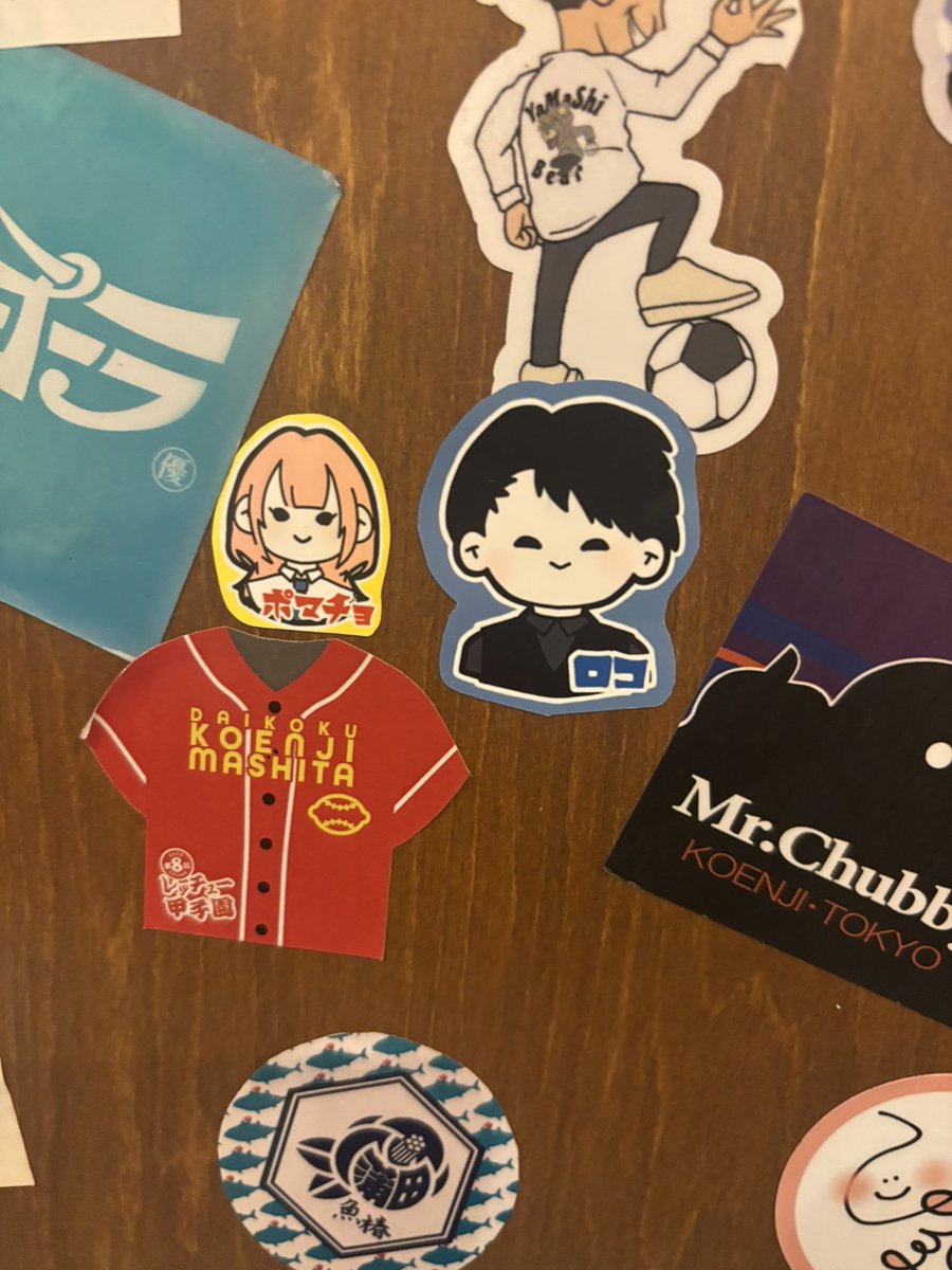 Cure_PON_'s tweet photo. 昨日呑んでたらロコとばったり会って居酒屋に引きずって一緒に呑んで、ちーちゃん作のシールを一緒に貼らせてもらった https://t.co/Jbg089GGQR