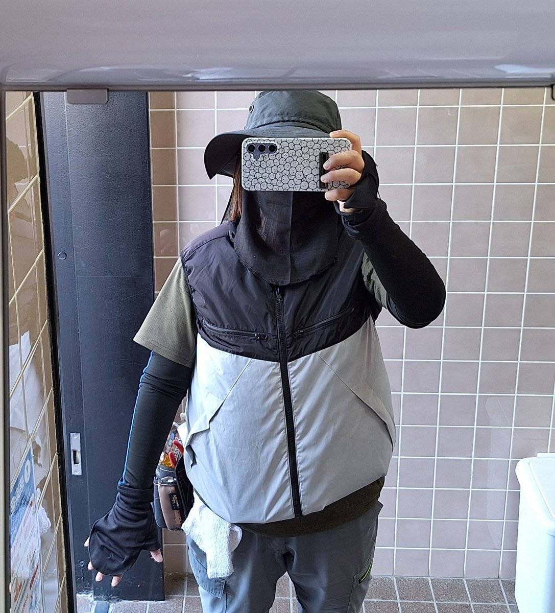 reptile_insect's tweet photo. ワールドに1日遊びに来るには日傘で十分だと思いますが

毎日のスタッフは完全武装してます！
組織名SWEAT！

それでもやっぱり、雨より青空の方がずっといいですね☀

#東武ワールドスクウェア #ミニチュア #スカイツリー #特殊訓練？ https://t.co/scd14ufETJ
