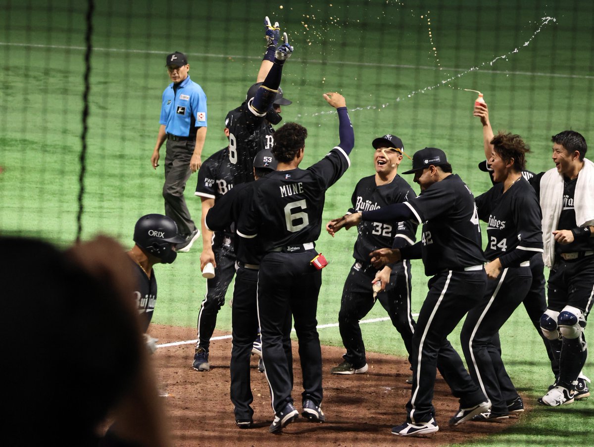 orixx_37's tweet photo. 2026.08.03
Bs夏の陣2026
オリックスvs楽天
東京ドーム

来田くんの劇的サヨナラ3ラン！
福永さん、若月さん、遼人さん
3人ほどコーラ飛び散らせてましたけど
東京ドームはコーラ撒いて大丈夫？🤣

#来田涼斗 選手
#福永奨 選手
#若月健矢 選手
#渡部遼人 選手
#Bs2026 https://t.co/K3Ueb3b2Bn