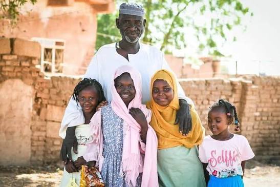 dafna23j's tweet photo. أسرة سودانية لاجئة في ألمانيا، ربّ هذه الأسرة يحكي: حين وصلت إلى ألمانيا عام 2015 قامت الحكومة الألمانية بدفع إيجار البيت والكهرباء والماء لمدة سنة!؟ بعدها يجب أن اتكفل أنا بالفواتير !؟ في أحد الأشهر تأخرت عن دفع فاتورة الكهرباء البالغة حوالي 200 يورو فقامت الشركة بقطع الكهرباء عن البيت... أخذت الأمور ببساطة لأننا متعودون في السودان على أن الكهرباء فاكهة وليست ضرورة!؟ رحت اشتريت شموع للبيت .. وجلسنا أنا وأطفالي أحكي لهم قصص مأساتنا في بلدنا الأم..￼

لاحظ الجيران أن البيت الذي نسكن فيه مظلم رغم سماعهم لأصوات الساكنين فيه.. بعد ساعات تجمع جيراني الألمان وسألوني لماذا لا توجد عندكم كهرباء.؟؟؟ ؟ فقلت لهم: الأسبوع القادم ساستلم الراتب من العمل وادفع الفاتورة. قالوا : وهل تبقى هذا الأسبوع مع أطفالك دون كهرباء؟ أجبت: نعم  وأين المشكلة؟؟؟ أهلي في بلدي الأم يعيشون الآن بلا كهرباء ( مسألة جداً طبيعية ) فذهب جيراني  واشتروا مولدا صغيرا لنا.. ثم اتصلوا بقنوات فضائية جاءت لمقابلتي وأصبحت قضية رأي عام هي (عائلة بدون كهرباء) !!!؟؟؟￼

شركة الكهرباء اعتذرت  وأعطتنا سنة كاملة كهرباء مجاناً مع هدية 1000 يورو، لأني اخبرتهم أن اللحم والدجاج بالثلاجة قد فسد ورميته بالزبالة بسبب عدم وجود الكهرباء.. ثم أعطوني بطاقة للتسوق قيمتها 1500 يورو.. يعني شركة الكهرباء فعلت هذا وكأنما يقولون لي (بس اكفنا شرك لأننا انفضحنا أمام الشعب الألماني وسمعة الشركة أصبحت سيئة نتيجة لقطعنا الكهرباء عنك) !! *الحكمــــة:* هل يعرف حكامنا ومسؤولونا ما معنى الوطن والدولة، وما الذي تقدمه الدول الراقية لشعوبها، وماذا تحقق تلك الاوطان لأهلها؟؟؟...￼

هكذا تحترم الدول المواطن أيا كان لونه أو جنسيته... بينما تحتقر الدولة المسلمة المسلم الفقير في أرضه وفي وطنه إلا من رحم ربي.. .............. منقول￼