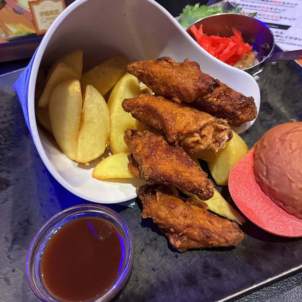 whateverEZ5's tweet photo. オホーンも楽しく見ておりますのでオホーンの飯も食うどー🎶したんだけど、ちょうどよくバーガーでした(自分で挟もうねのやつらしいです) https://t.co/ytWU9PWOmA