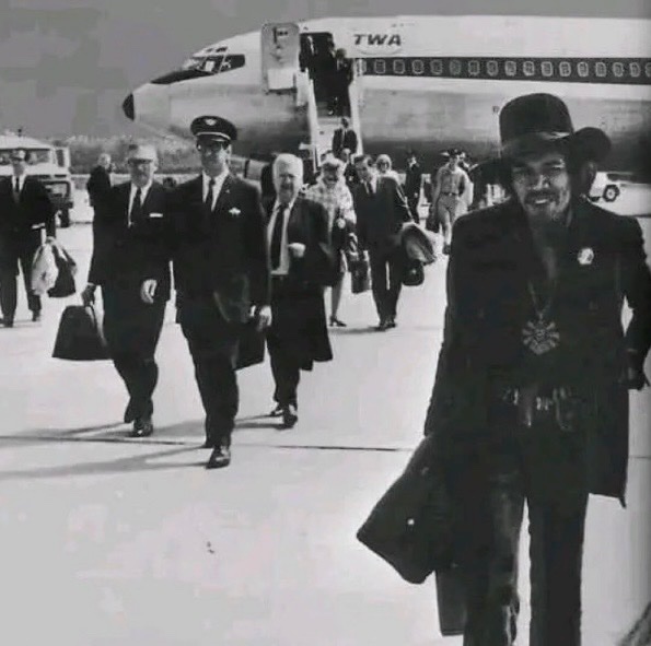 historyinmemes's tweet photo. Jimi Hendrix arriving in Milan, Italy, in 1968.

Jimi Hendrix arrived at Milan’s Malpensa Airport on May 23, 1968, on a flight from Miami. Only a small number of fans were there to welcome him, as he was still largely unfamiliar to the wider Italian public. He was scheduled to perform two shows at the Piper Club, but delays caused by Italian customs holding the band’s equipment disrupted the plans.

The setback forced organizers to cancel the afternoon performance. When the evening concert finally went ahead, the venue descended into chaos as nearly 2,000 people crammed into the Piper Club, which had a capacity of just 400.