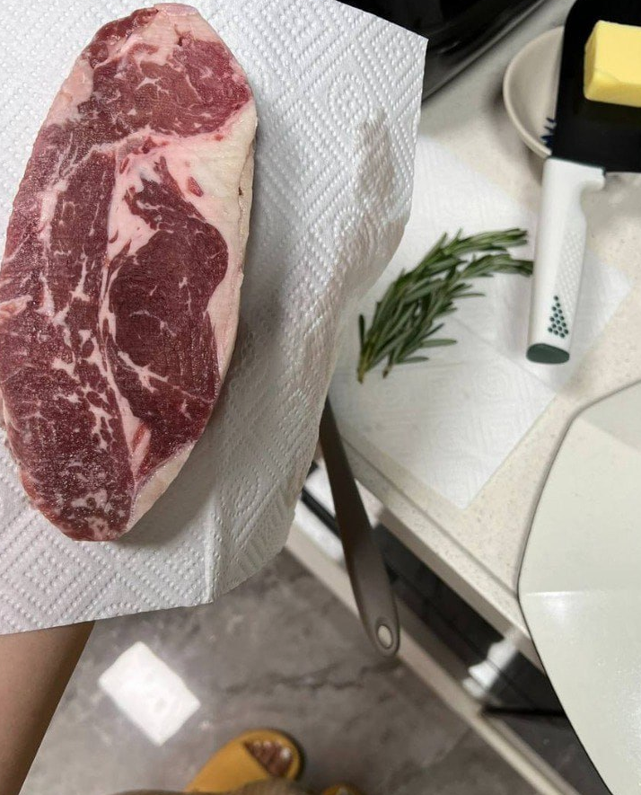 SerenLark's tweet photo. After a busy day nothing is more comforting than focusing on grilling a steak in the kitchen Listening to the oil dancing joyfully in the pan the aroma of rosemary filling the airall the fatigue simply vanishes Life is about treating yourself well starting with a delicious dinner https://t.co/zSo8dpzE6o