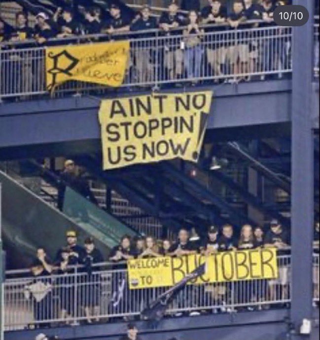 DinkleBurghh's tweet photo. DON’T. LOOK. NOW. 

#LetsGoBucs https://t.co/L0uKtQ0Wdy