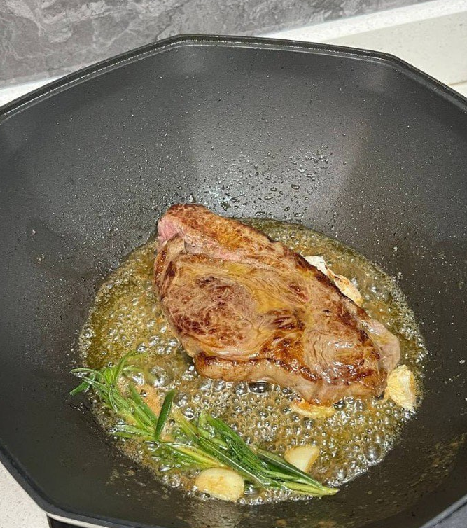 SerenLark's tweet photo. After a busy day nothing is more comforting than focusing on grilling a steak in the kitchen Listening to the oil dancing joyfully in the pan the aroma of rosemary filling the airall the fatigue simply vanishes Life is about treating yourself well starting with a delicious dinner https://t.co/zSo8dpzE6o