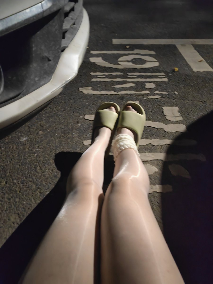 Nuzz006's tweet photo. #女大露出 #骚美腿 https://t.co/GequlSCeO2