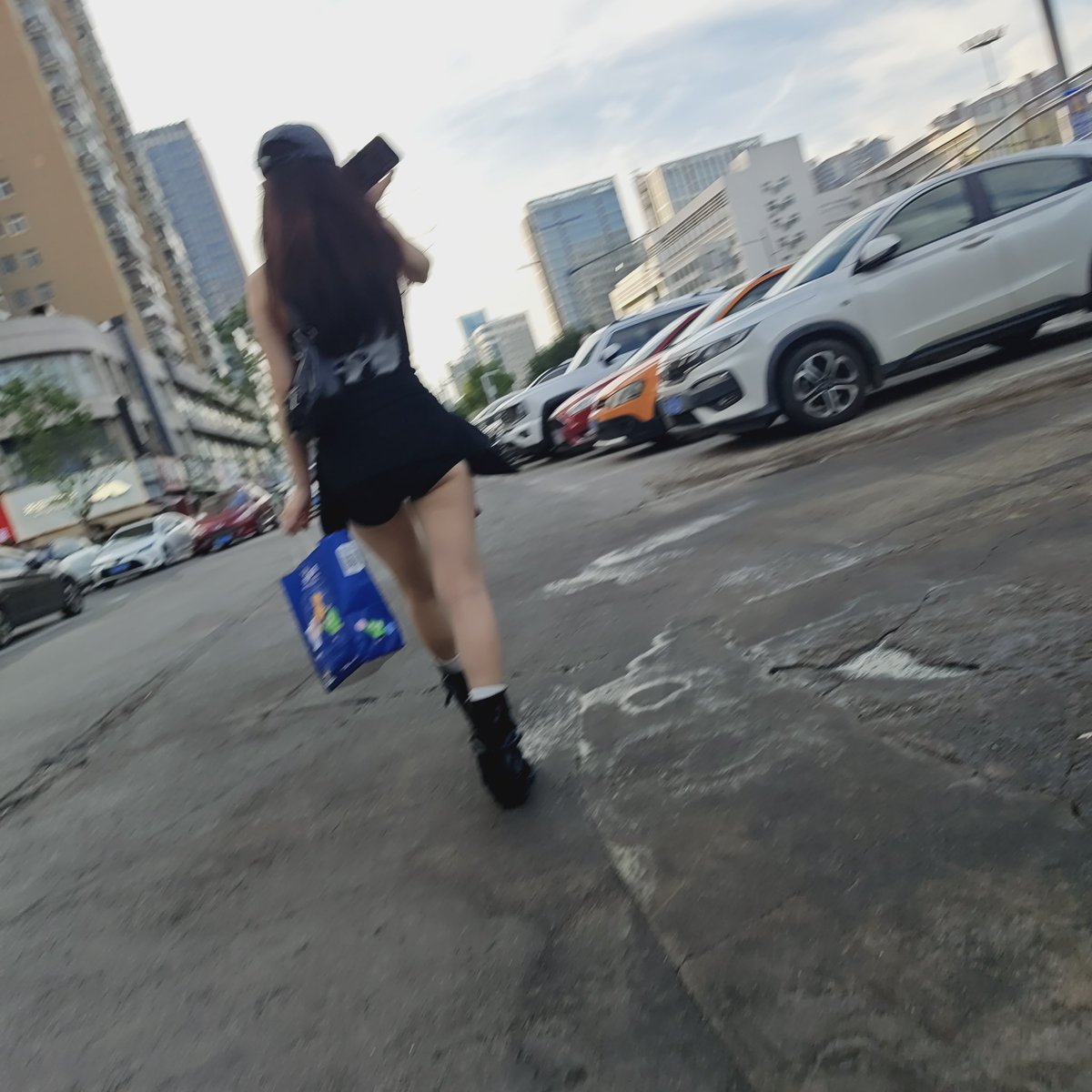 street_snaps_'s tweet photo. 若隐若现
#街拍 #包臀 #热裤 https://t.co/KrEdevlSdz