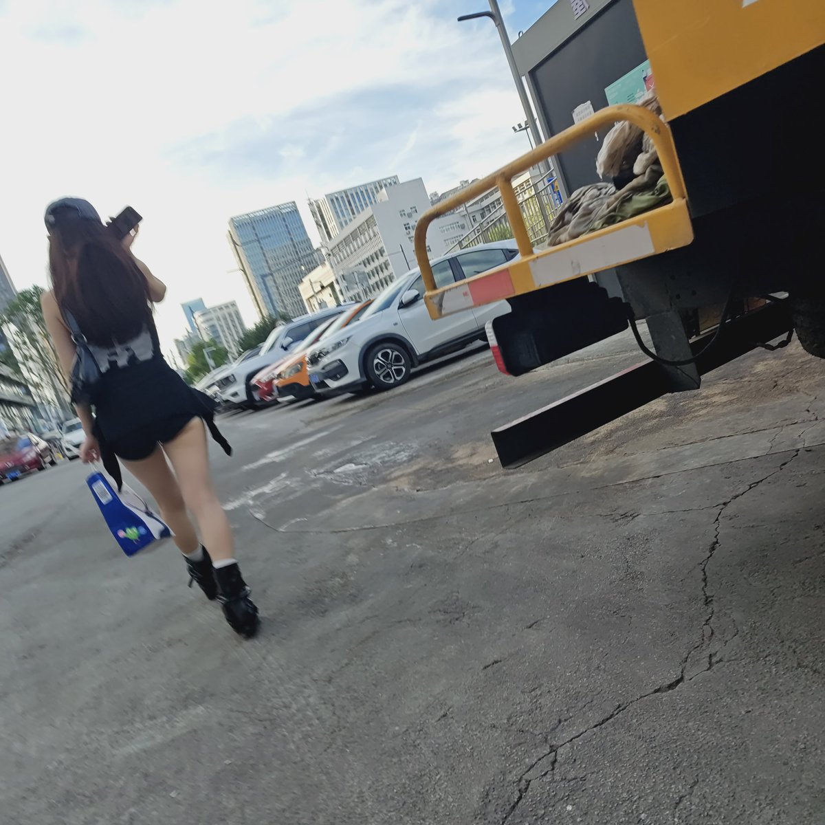 street_snaps_'s tweet photo. 若隐若现
#街拍 #包臀 #热裤 https://t.co/KrEdevlSdz