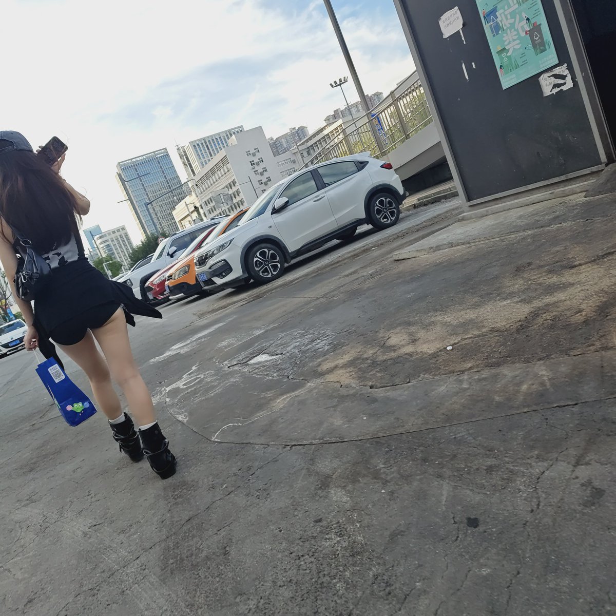 street_snaps_'s tweet photo. 若隐若现
#街拍 #包臀 #热裤 https://t.co/KrEdevlSdz