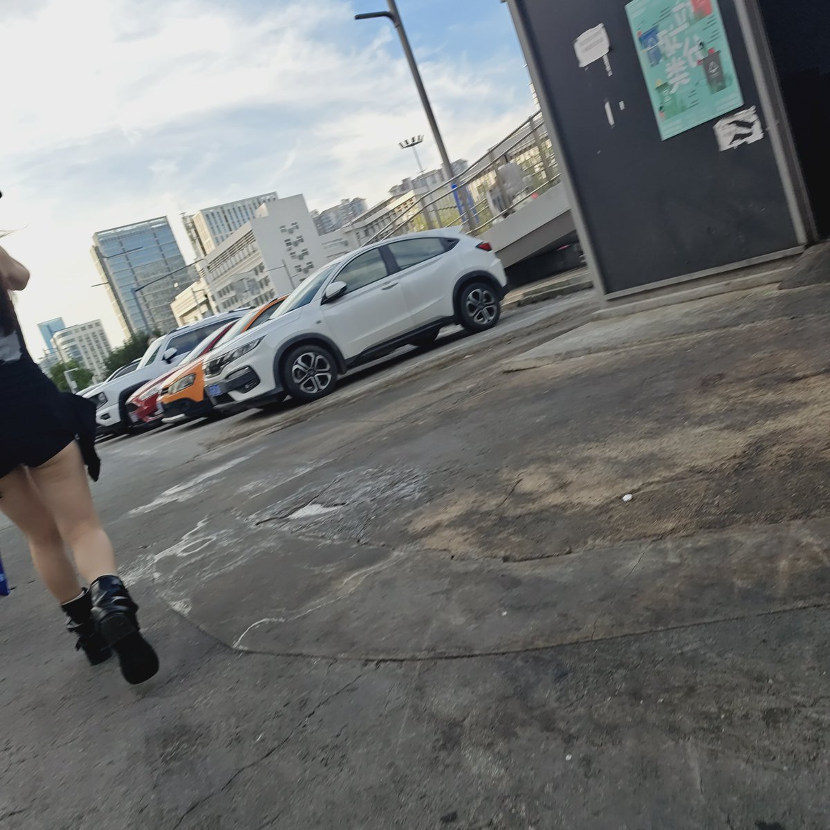 street_snaps_'s tweet photo. 若隐若现
#街拍 #包臀 #热裤 https://t.co/KrEdevlSdz