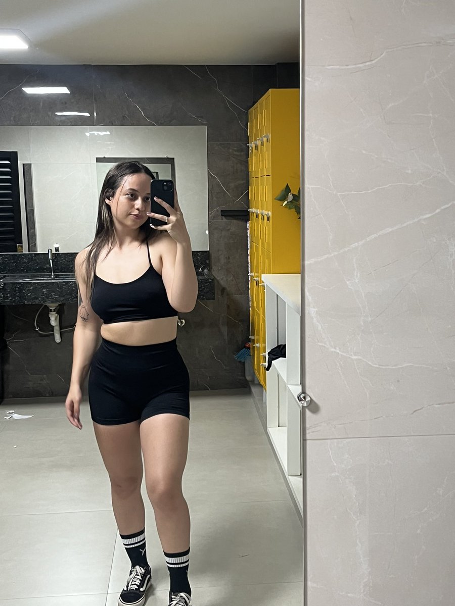 carolcechetti's tweet photo. Diferença de uns 10 meses de uma foto pra outra, perdi 2kgs
indo pra academia 6x na semana apenassss https://t.co/BhaFHzQqvn