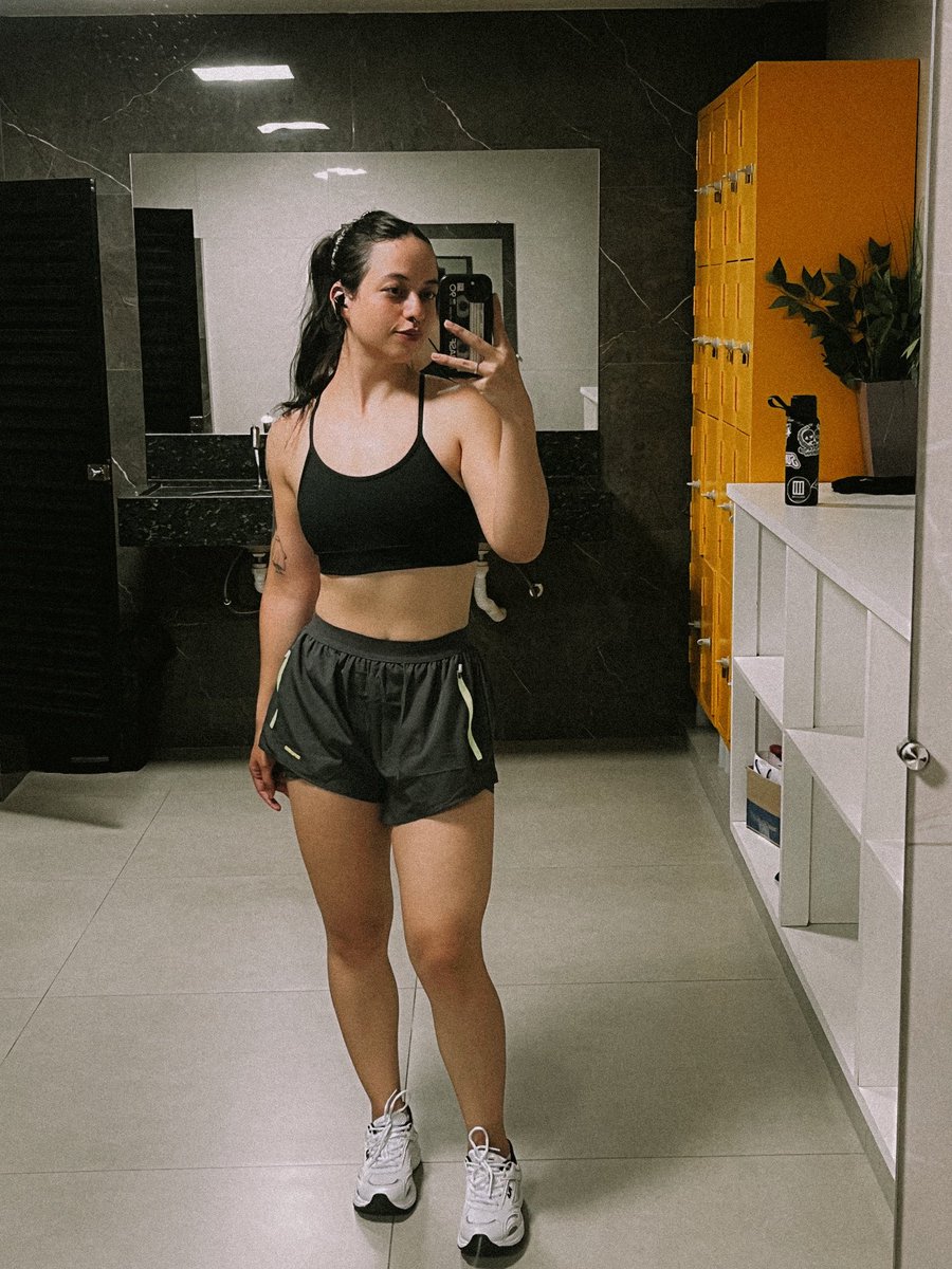 carolcechetti's tweet photo. Diferença de uns 10 meses de uma foto pra outra, perdi 2kgs
indo pra academia 6x na semana apenassss https://t.co/BhaFHzQqvn