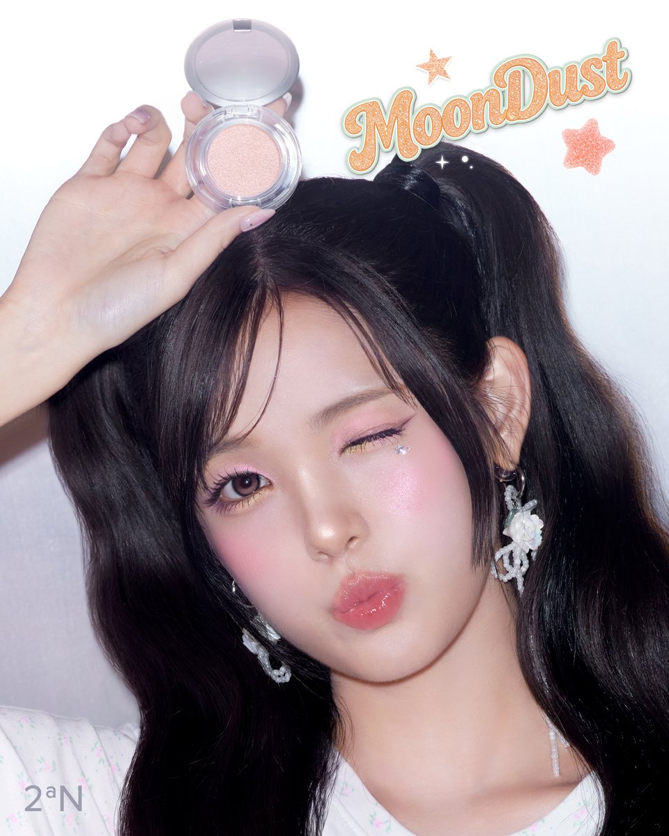 2an__official's tweet photo. 조명이 왜 필요해? 💡 
#젤리글로우하이라이터 바른 유하,카르멘이 
이렇게 반짝반짝 빛나는데… 🫶🏻

한 번의 터치로 존재감 있게!

진주알을 얼굴에 콕 얹은 듯 
스윗하게 차오르는 핑크 베이지 광 ✨
𝟬𝟭 #문더스트 𝗠𝗼𝗼𝗻 𝗗𝘂𝘀𝘁 

𝐍𝐄𝐖ㅣJelly Glow Highlighter 
𝟎𝟖.𝟏𝟎 𝐂𝐨𝐦𝐢𝐧𝐠 𝐒𝐨𝐨𝐧

#투에이엔 #2aN #투에이엔xHearts2Hearts #Hearts2Hearts