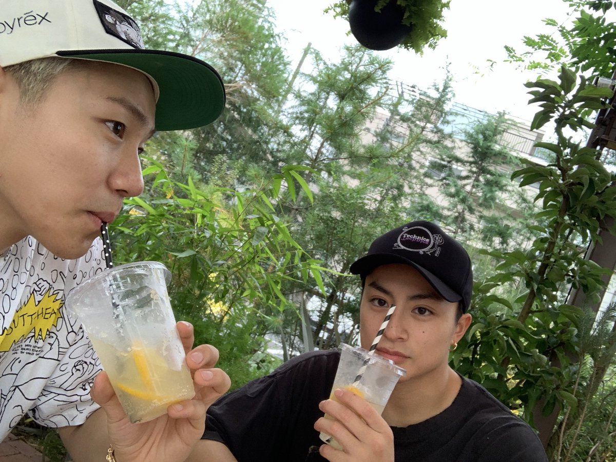 hayato_official's tweet photo. あ。
誕生日おめでとうございます。

ずっと先輩なんですね。
どんなに時が経っても。
このレモネードもきっと奢って貰ったやつです。

いつも、いつも
ありがとうございます。
辛くなったら言ってください。
何もできないですが
話は聞きます。

身体にだけ気をつけてくださいね。 https://t.co/NtjmZb4IMS