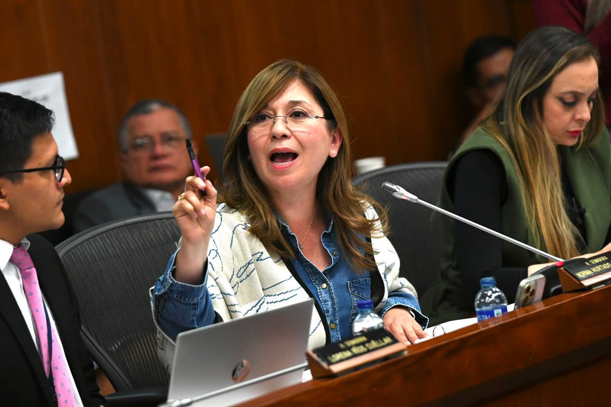 LAMONJACALI's tweet photo. Bendita! Con nueva ministra de Salud, senadora vallecaucana @normahurtados presenta hoja de ruta para recuperar el sistema de salud a través de un decálogo.

El documento desarrolla diez acciones concreta organizadas en tres etapas transversales de implementación: i) Un plan de choque inmediato para recuperar la atención a los pacientes; ii) una agenda legislativa simultanea para fortalecer la sostenibilidad del sistema iii) y una etapa de modernización e innovación tecnológica de mediano plazo para controlar y monitorear el funcionamiento del sistema. El documento completo puede consultarse en https://t.co/pqm3uP0kaq.