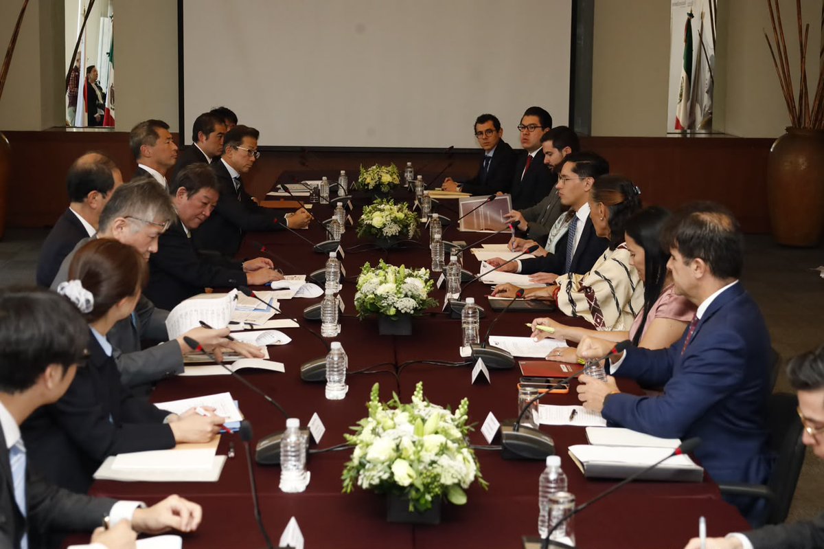 lopezdoriga's tweet photo. El canciller Roberto Velasco (@r_velascoa) sostuvo una reunión con su homólogo japonés, Toshimitsu Motegi.

"Fortaleceremos la resiliencia económica de ambos países y de las cadenas de suministro estratégicas con participación de las cancillerías, secretarías o ministerios de economía de ambos países".

Más en https://t.co/xWxnQ3owjl