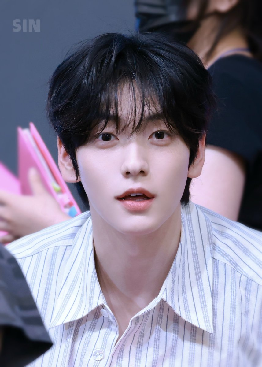 TXT__Alex's tweet photo. 머리 짱 길다 생각했는데 세팅하니까 보들보들 폼폼 귀여워 ....🫂🫂 https://t.co/6Pz0ESCDid