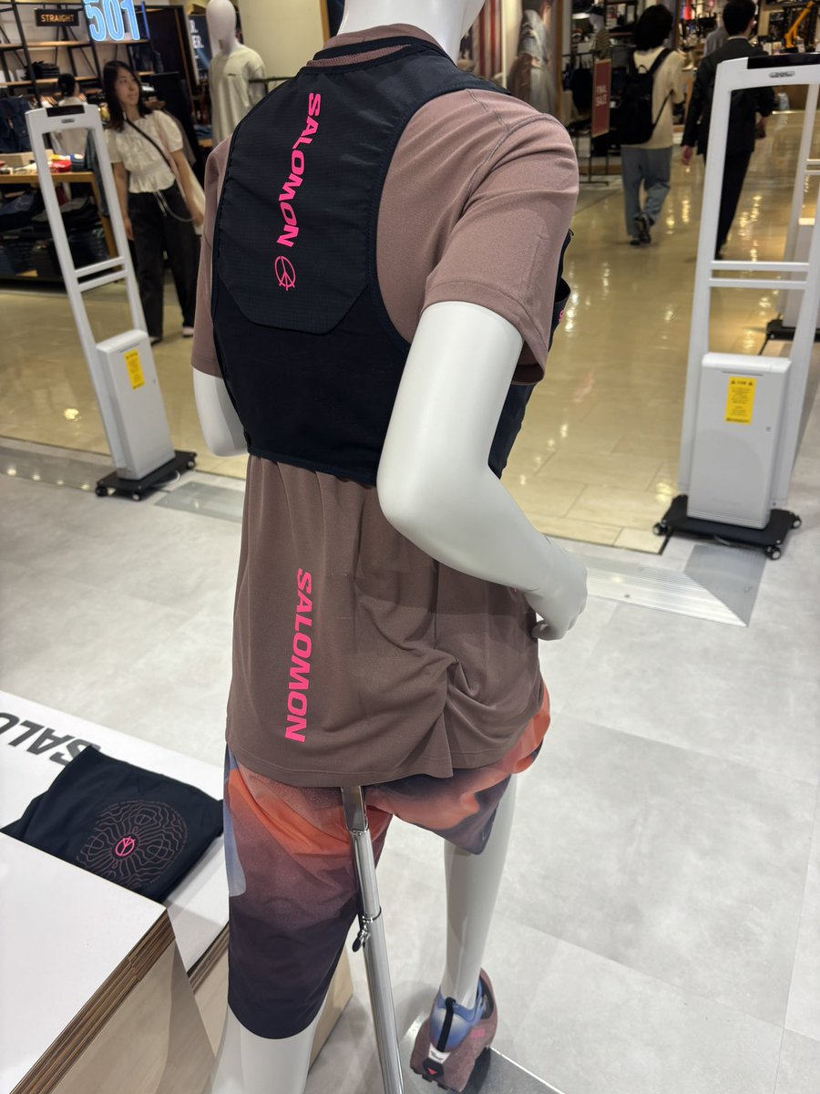 runent_runlife's tweet photo. #Artsports_Links 
#LinksUmeda 
#ishii_links_umd 
#Salomon 

お⁈ 
Salomonトップアスリート コートニー・ドウォルターとのコラボレーションモデルあるやん！スゲェ〜 https://t.co/8VZZiEjpE6