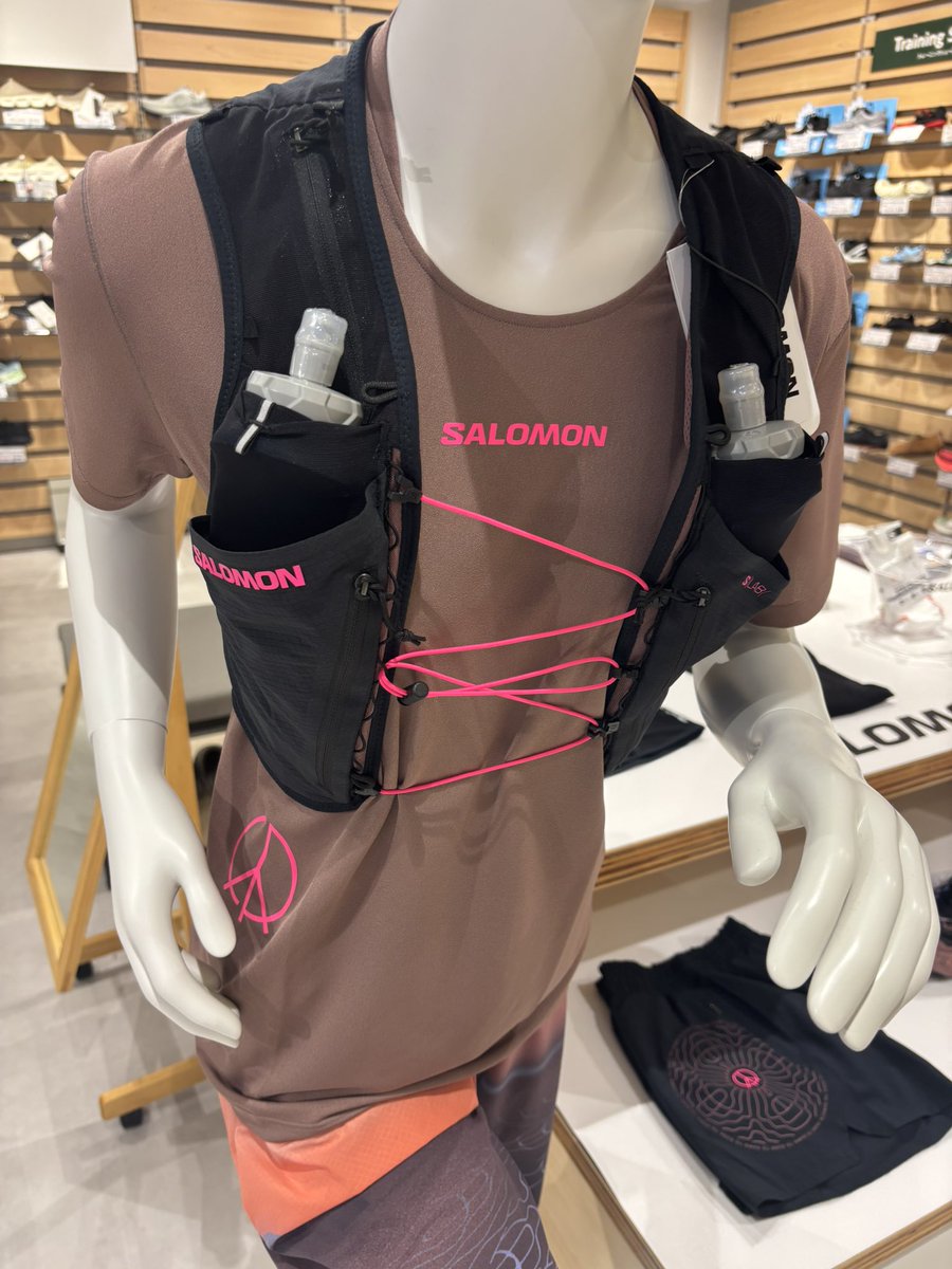 runent_runlife's tweet photo. #Artsports_Links 
#LinksUmeda 
#ishii_links_umd 
#Salomon 

お⁈ 
Salomonトップアスリート コートニー・ドウォルターとのコラボレーションモデルあるやん！スゲェ〜 https://t.co/8VZZiEjpE6