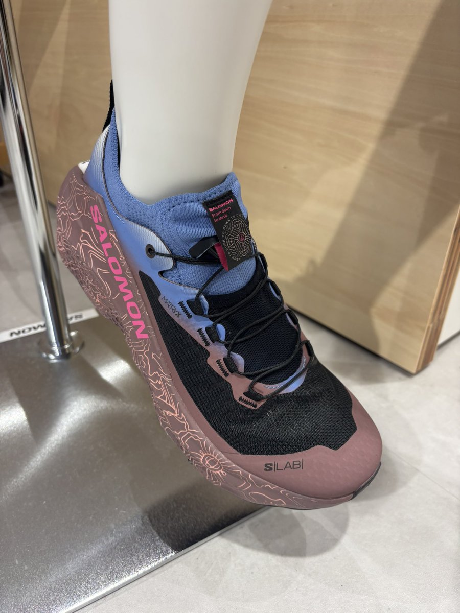 runent_runlife's tweet photo. #Artsports_Links 
#LinksUmeda 
#ishii_links_umd 
#Salomon 

お⁈ 
Salomonトップアスリート コートニー・ドウォルターとのコラボレーションモデルあるやん！スゲェ〜 https://t.co/8VZZiEjpE6