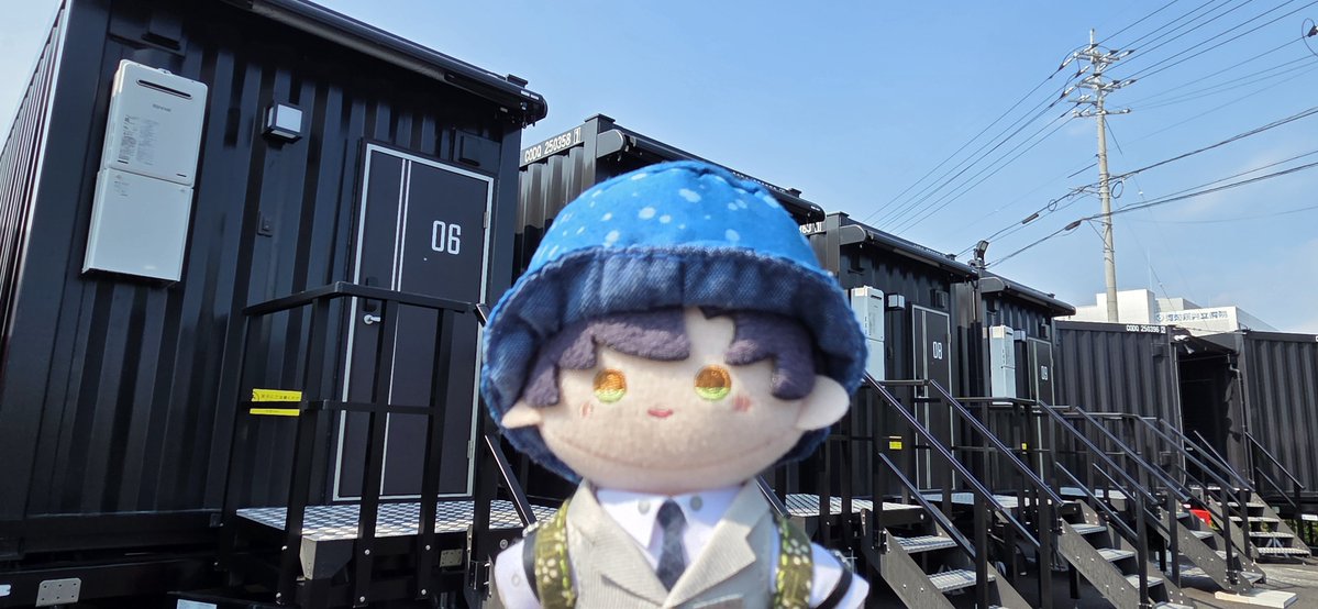 rei_himawari95's tweet photo. 昨日はコンテナハウスにお泊まり
外見は真っ黒で暑そうね
フロントにはホットコーヒーの提供もあって暑いのについ貰う(苦笑)
部屋は普通にクーラー効いて涼しいわ！
晩御飯は冷凍食品を選んで部屋の電子レンジでチン♪
普通に美味しい焼きうどん
隣の騒音もないからいいかも😊

#リュック本丸 https://t.co/B8FgZH0Xnm