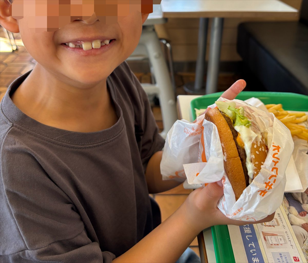 risuko1129's tweet photo. TLでちらちら見るマックアドベンチャー、我が家も先月行ってました！🍔
ハンバーガーもドリンク作りもポテト詰めもできるから、内容盛りだくさんですっごく楽しかったらしい🩷

丁寧なお店だと、予定時間大幅オーバーで見せてくれる&amp;それから食べるから、あとに予定はいれないことをおすすめする☺️笑 https://t.co/4SwkOx545g